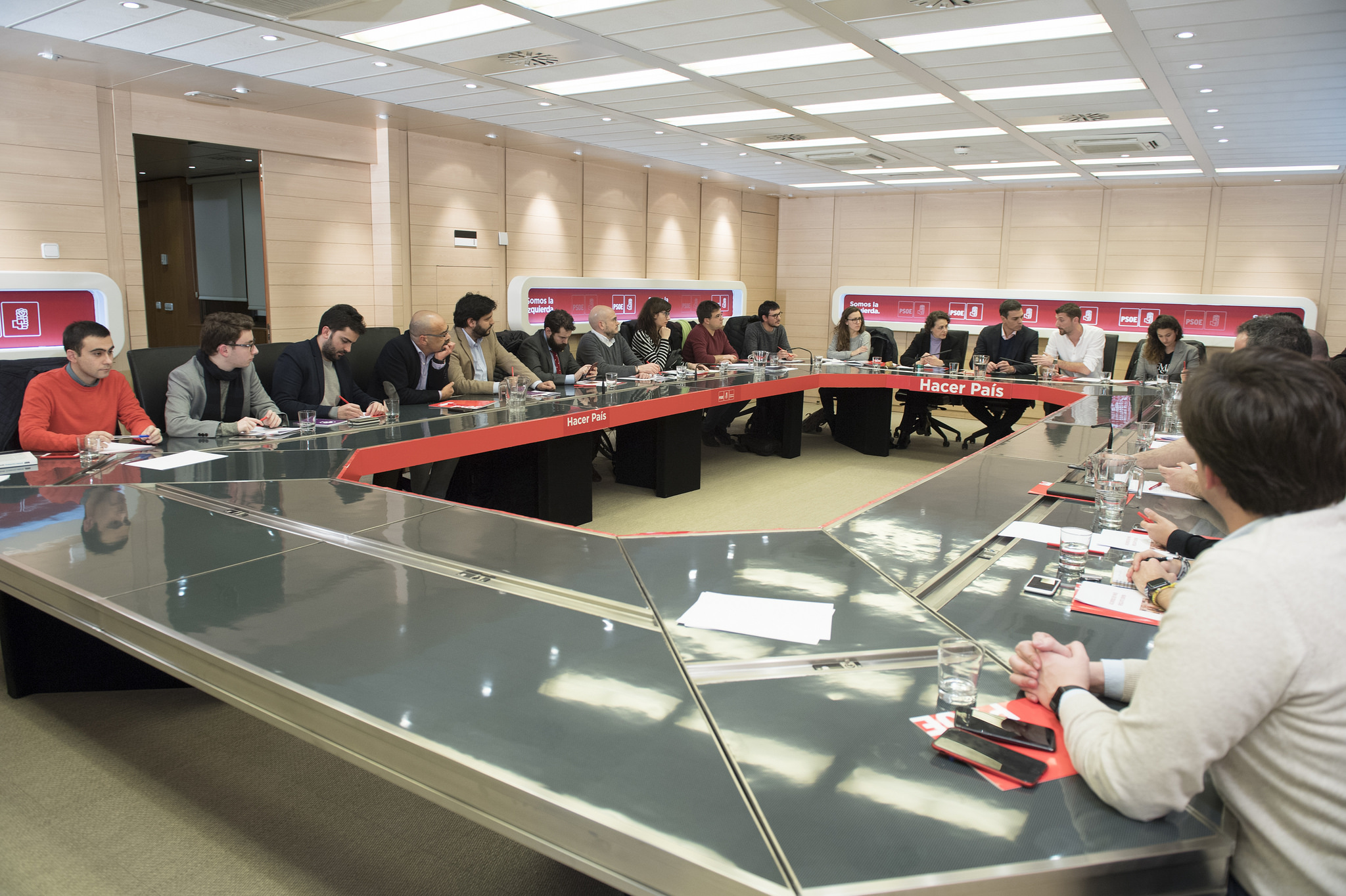 Pedro Sánchez y Omar Anguita se reúnen con colectivos juveniles para trabajar sobre el Acuerdo de País del rescate joven.