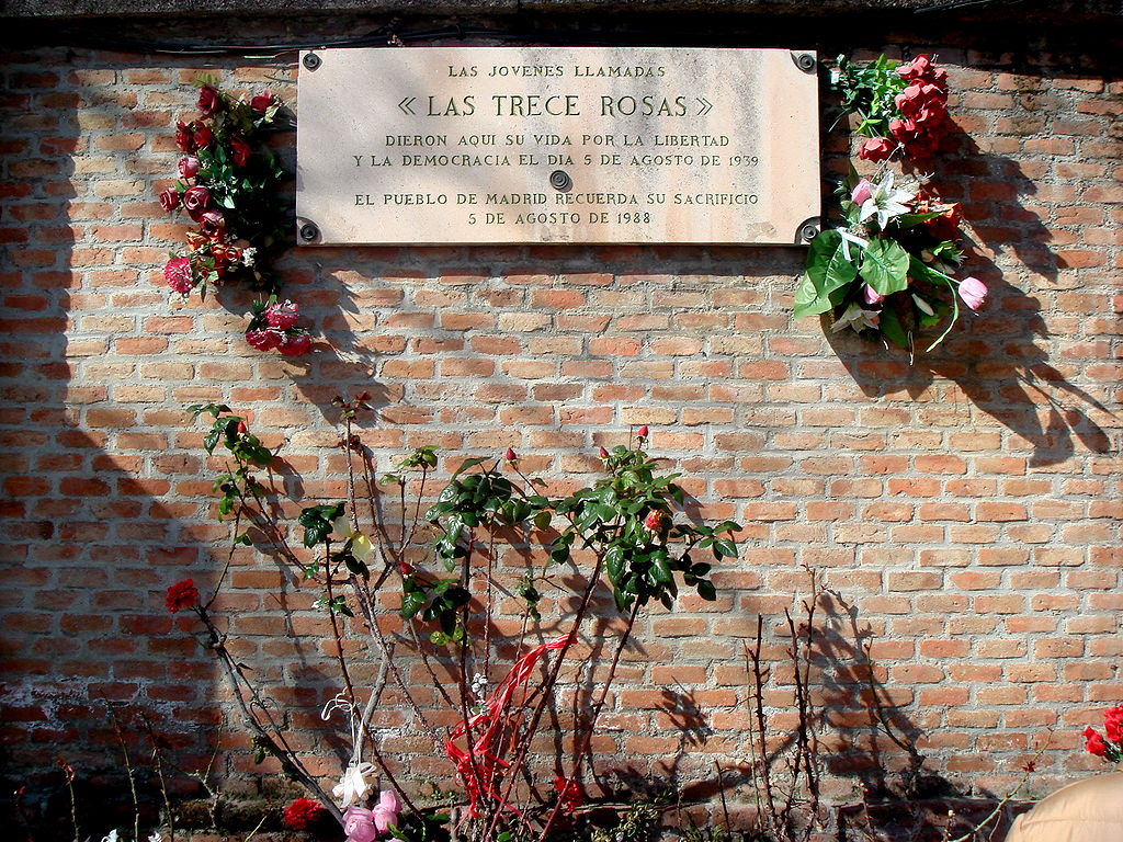 Las Juventudes Socialistas conmemoran el 81 aniversario del fusilamiento de las Trece Rosas.