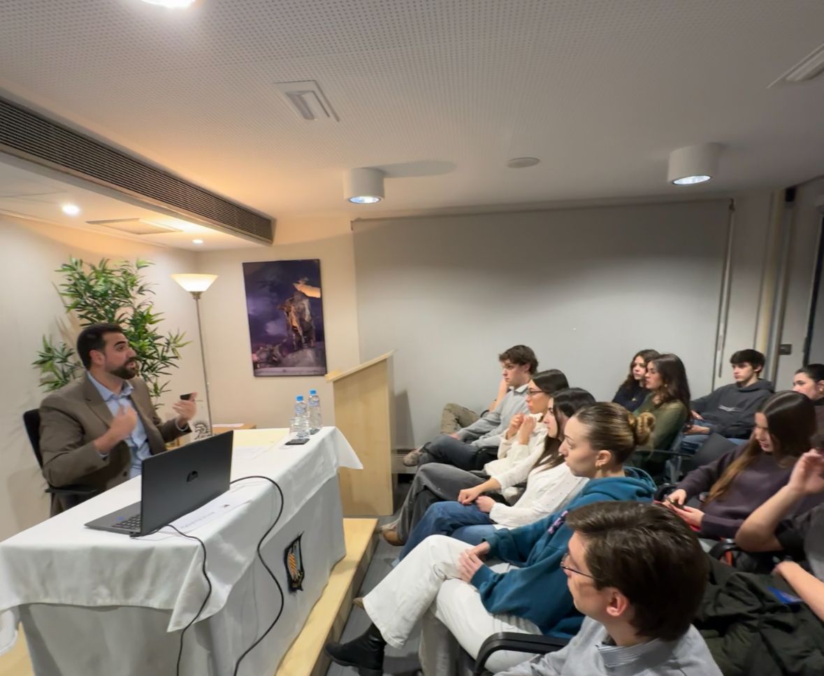 Conferencia en el Colegio Mayor de Loyola (Madrid)